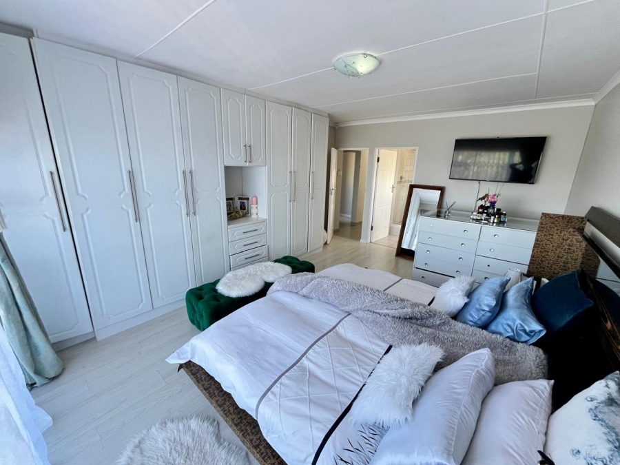 To Let 4 Bedroom Property for Rent in Beacon Bay Eastern Cape